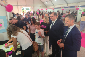 Visita a los stand de la Feria de la Ciencia por parte de representantes institucionales, en Jaén.
