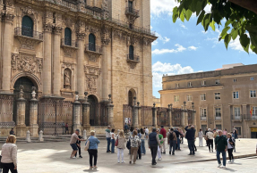 Grupo de turistas, frente a la Catedral de Jaén.