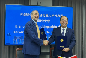 El Rector, Nicolás Ruiz, tras la firma del acuerdo con la Universidad de Hebei.