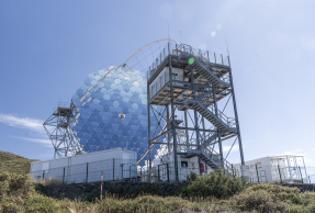 Telescopio LST-1, con la torre de acceso diseñada por la UJA en primera plano. (Antonio Marante).