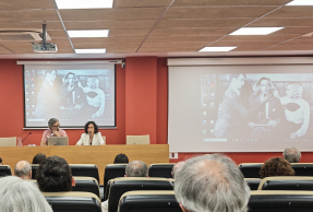 Javier Ocaña, presentado por Isabel Abad, directora de Secretariado de Actividades Culturales y Aula Abierta.