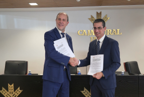 El Rector Nicolás Ruiz y el director general de Caja Rural de Jaén, Fernando Planelles, tras la firma del convenio.