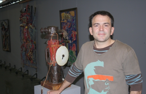 Juan Ramón Fernández "Puñal", junto a una de sus obras