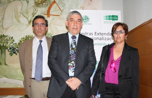 El profesor David Shani, en el centro, junto a los profesores Marta Muñoz y Jorge Lozano
