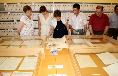 Público visita la exposición del Archivo General de la UJA