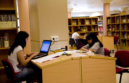 Alumnado usuario en la Biblioteca de la UJA.
