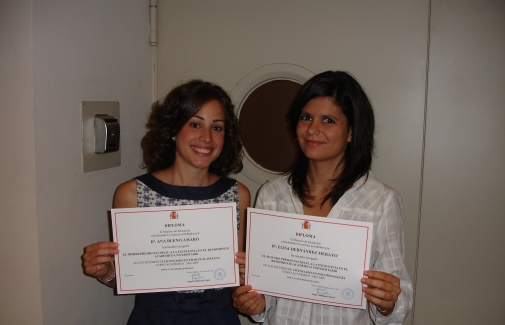 Ana Bueno (i) y Elisa Hernández, tras recibir sus diplomas.