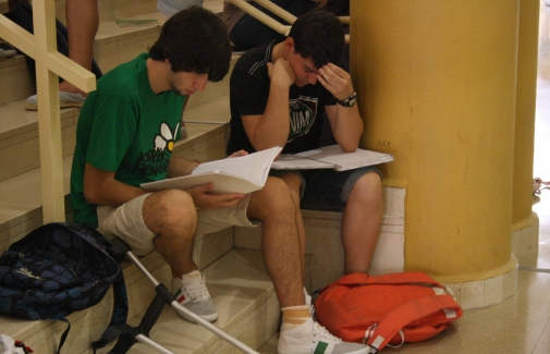 Alumnos repasan los apuntes antes de un examen