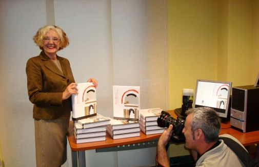 Luz Ulierte posa con un ejemplar de su libro