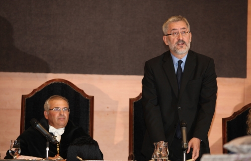 El Consejero Antonio Ávila, de pie, junto al Rector de la UJA, en el acto de inauguración del curso 2011-2012