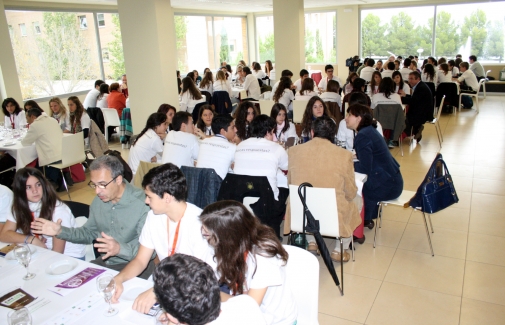 Alumnado de Secundaria atienden en sus mesas a los investigadores de la UJA