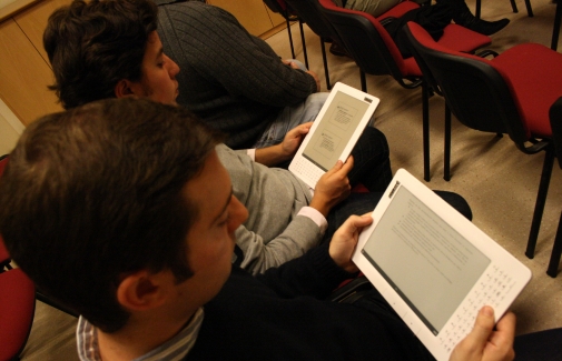 Alumnos utilizan el libro de tinta electrónica