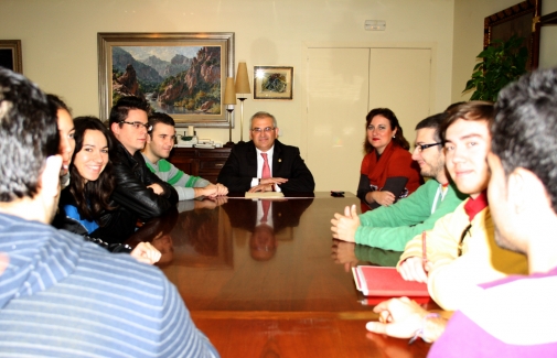 El Rector, en su reunión con representantes del Consejo de Estudiantes de la UJA