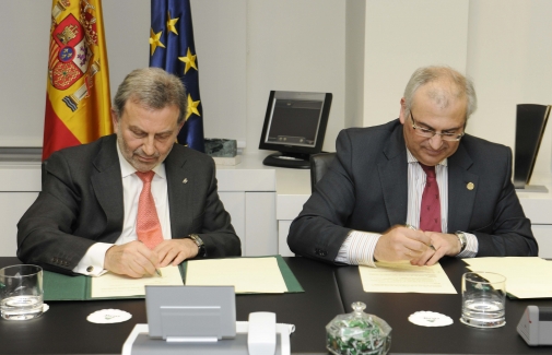 Antonio González y Manuel Parras firman el convenio