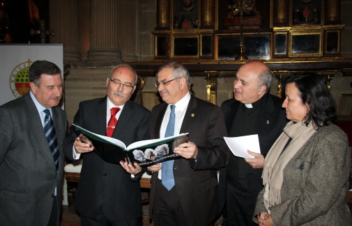 Miguel Ángel Capistol (segundo por la izquierda) muestra el libro al Rector de la UJA