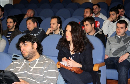 Alumnos presentes en la charla informativa