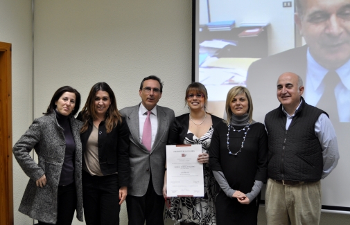 Noelia Cebolla (tercera por la derecha) muestra su título, junto a profesorado de la UJA