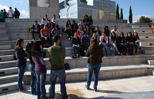 Profesora imparte su clase en la Plaza de los Pueblos