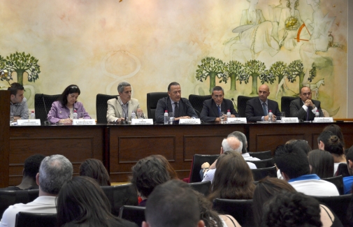 Mesa redonda sobre la crisis, hoy en la UJA. Foto Myriam Sánchez