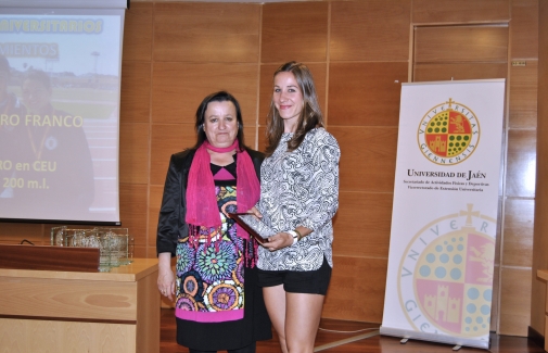 Ana Mª Ortiz hace entrega de un reconocimiento a Natalia Romero. Foto: Laura Moreno.