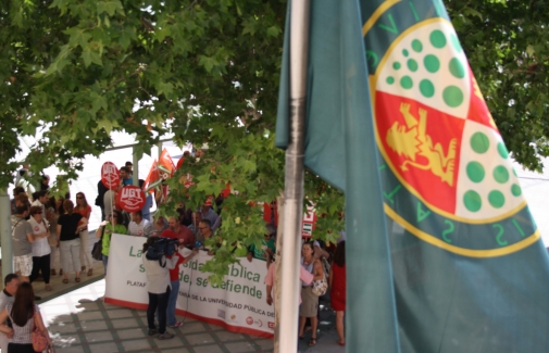Concentración ante las puertas de Rectorado de la UJA