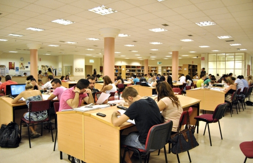 Alumnado en la Biblioteca.