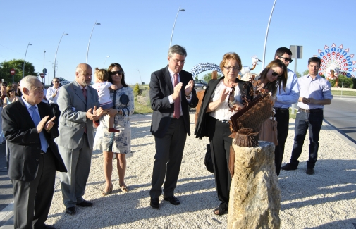 Familiares y autoridades, junto al monolito dedicado a José González.