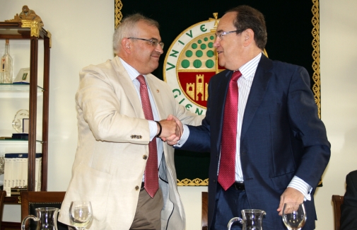 El Rector de la UJA y el presidente de la Fundación CajaSur se estrechan la mano