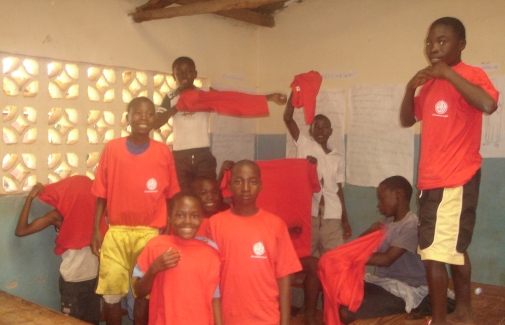 Alumnado de Malawi, con las camisetas de la UJA.