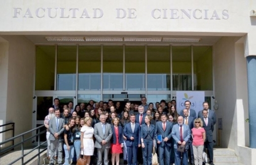 Consejo rector del ceiA3 junto al alumnado participante.