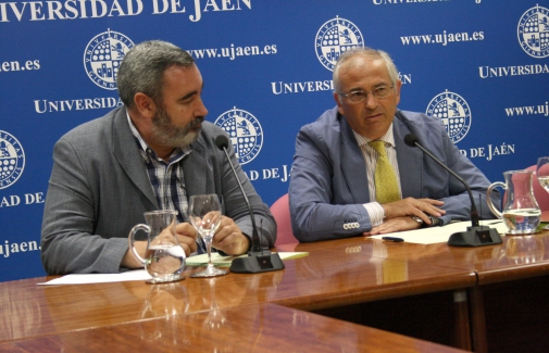 Florencio Robles y Manuel Parras, tras la firma del convenio