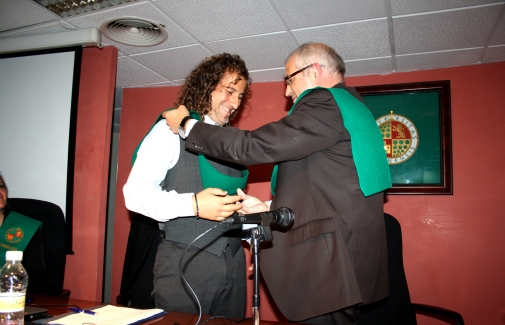 El Rector de la UJA impone la beca a Julio A. Olivares.