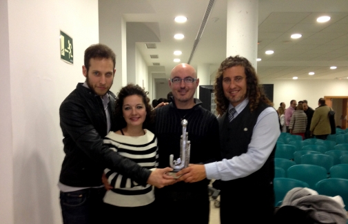 Daniel González, Rosario Sabariego, José A. Ruiz y Julio A. Olivares, con el premio.