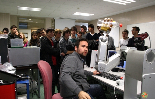 Alumnado observa el brazo robotizado
