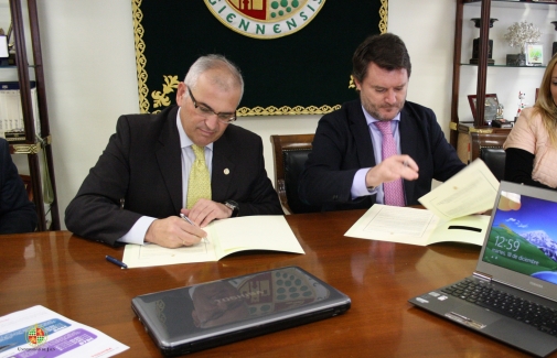 Manuel Parras y Alberto Ruano, durante la firma del convenio.