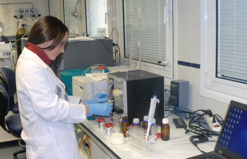 La investigadora del grupo de la UJA Lucía Molina, en un laboratorio.