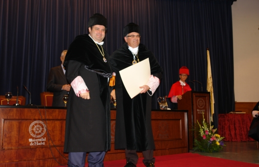 El Rector de la UJA recibe el galardón de manos del Rector de la UHU.