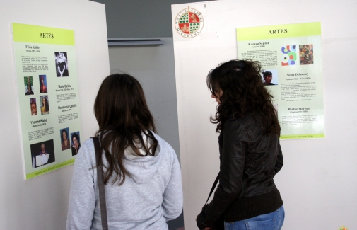 Dos alumnas de la UJA observan la exposición.