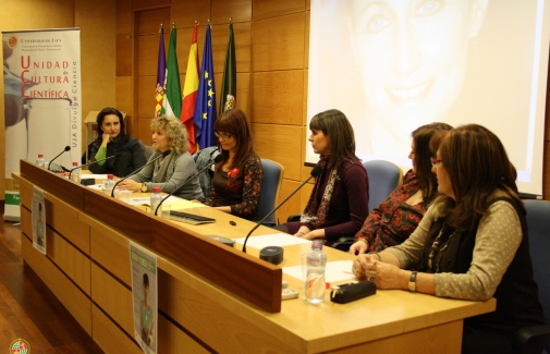 Participantes en la mesa redonda sobre mujeres y progreso social