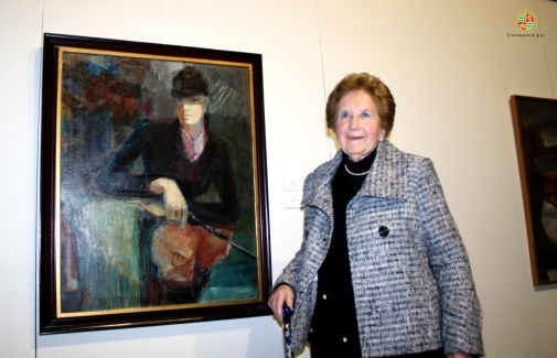 María García, MAGAR, junto a una de sus obras expuestas.