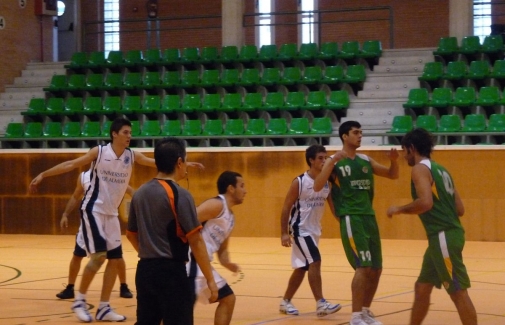 Encuentro del equipo de baloncesto masculino de la UJA.