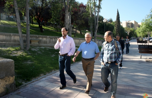 Nicolás Ruiz, Manuel Parras y Francisco Guerrero, durante el recorrido a pie hacia el campus.