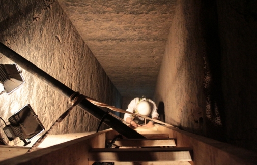 Alejandro Jiménez desciende por uno de los pozos. Foto: Proyecto Qubbet el Hawa.
