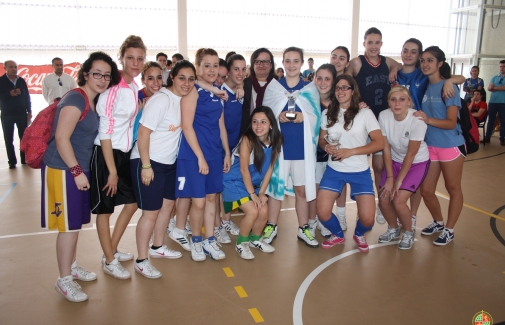 Equipo femenino del IES Cástulo, ganador en baloncesto, tras recibir el trofeo.