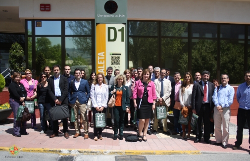 Foto de familia con las personas asistentes a la primera reunión de la Red.