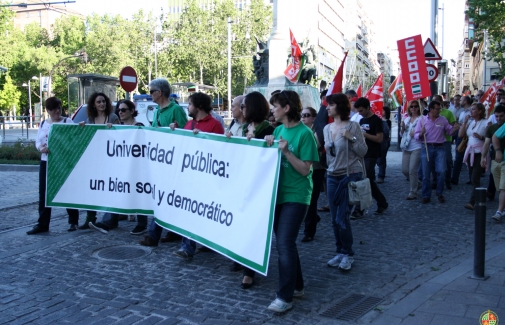 Miembros de la comunidad universitaria, en la manifestación convocada en la tarde de ayer