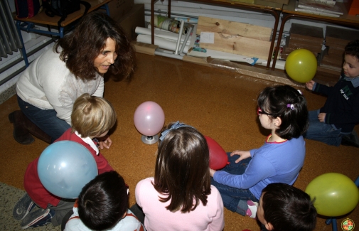 Mª Ángeles Verdejo, con el alumnado del colegio Navas de Tolosa, durante los talleres