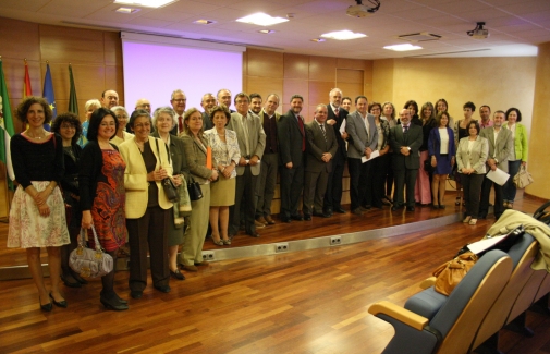 Foto de familia del homenajeado con las personas asistentes al acto.