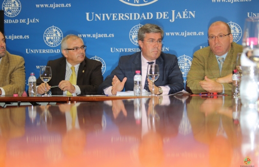El Rector de la UJA, el alcalde de Jaén y el concejal de Urbanismo, en la reunión de hoy. Foto: Víctor Abolafia
