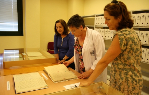 Dolores Sánchez, Isabel Carmona y Mª Ángeles Torres observan documentos de la exposición